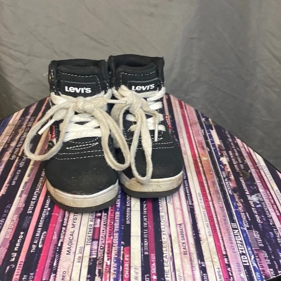 Levi’s High Top Shoes - Picture 1 of 7